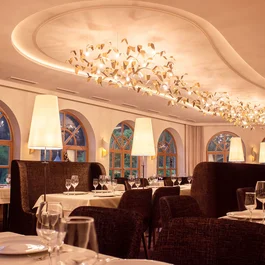 Elegantes Restaurant mit großen Fenstern und warmem Licht