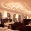 Elegantes Restaurant mit großen Fenstern und warmem Licht