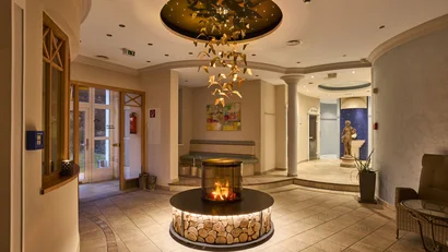 Gemütlicher Hotel-Lobbybereich mit Feuerstelle und moderner Dekoration