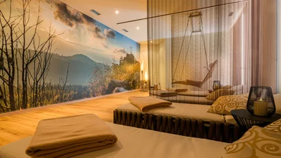 Gemütlicher Ruheraum mit Liegen und Naturwandbild im Spa