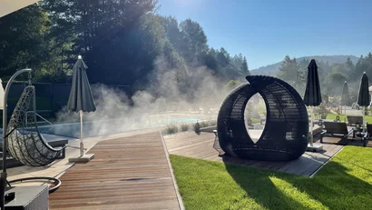 Außenbereich mit beheiztem Pool und modernen Liegestühlen bei sonnigem Wetter